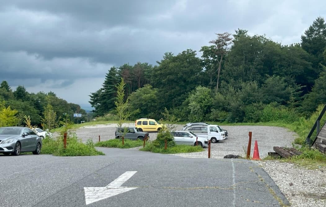 教室前の駐車場